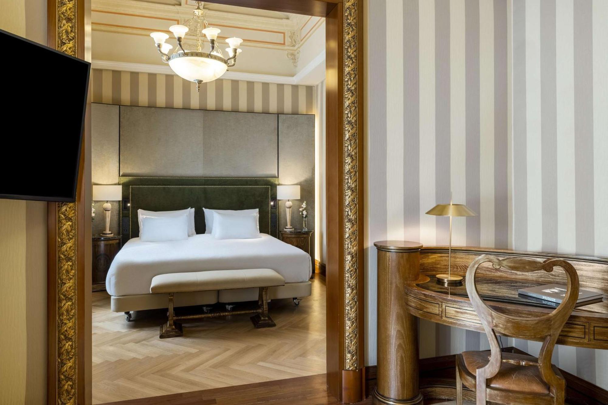 Hotel Nh Collection Carlo Iv 5*